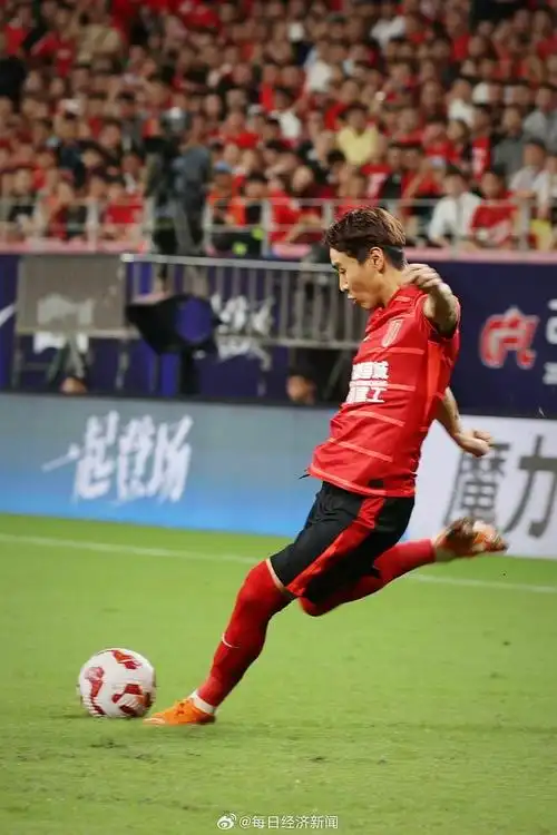 韦世豪任意球破门引爆体坛!成都蓉城1-0领先,综合体育热点速递
